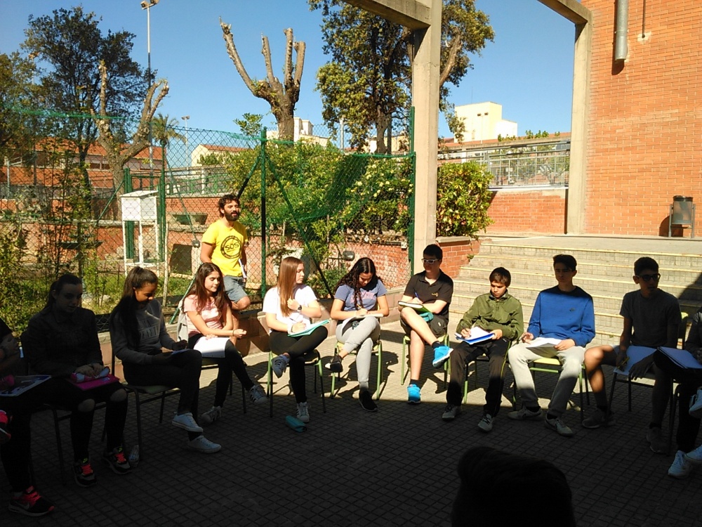 Sessió de tutoria de 3r d'ESO al pati de l'Institut