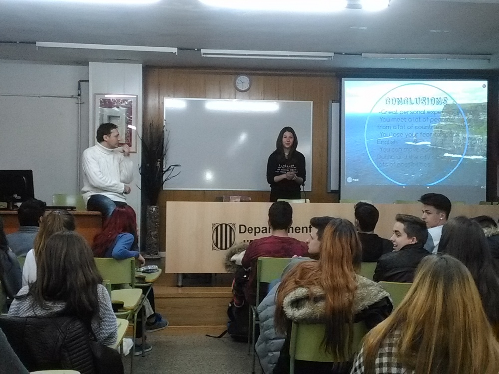 Xerrada sobre les beques d'estades lingüístiques per a 1r BTX a càrrec de l'alumna becada del curs 14-15