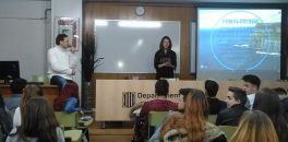 Xerrada sobre les beques d'estades lingüístiques per a 1r BTX a càrrec de l'alumna becada del curs 14-15
